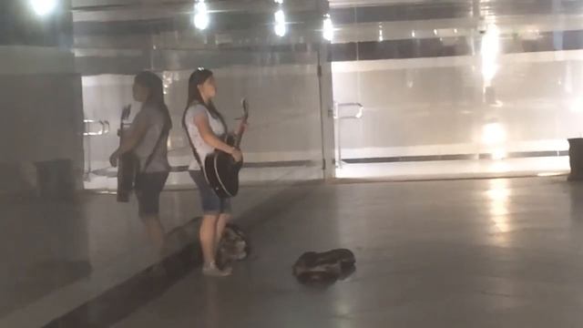 Девочка невероятно поет в подземном переходе Краснодар смотреть онлайн