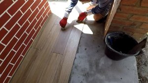 Укладка напольной плитки в зоне отдыха на улице
