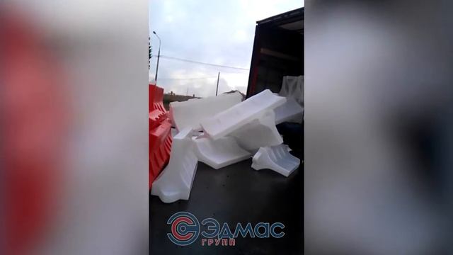Как не нужно выгружать водоналивные барьеры(блоки).