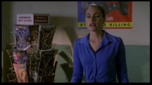 Mädchen Amick takes off her panties