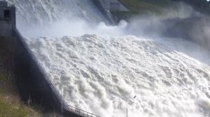 Сброс воды на Саяно-Шушенской ГЭС