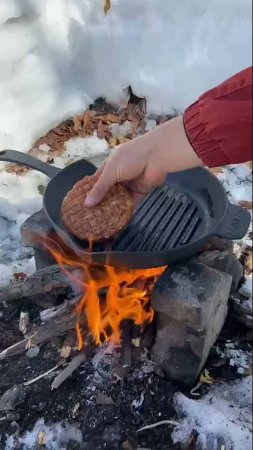 Готовим большие гамбургеры на природе