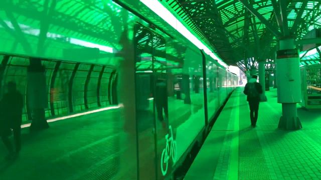 Электричка ЭС2Г-059 "Ласточка" прибывает на станцию "Деловой центр" (10.10.2021) смотреть онлайн