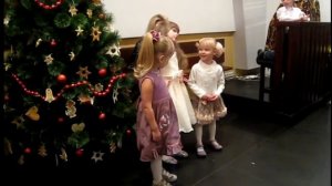 Старшая сестренка поет песню младшей на ее день рождения