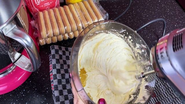 РЕЦЕПТ: Супер БЫСТРЫЙ и ПРОСТОЙ тирамису с печеньем савоярди | Мария Маграт смотреть онлайн