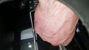 Как поменять короткий трос ручника на Шниве?