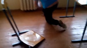 Толстяк сломал стул