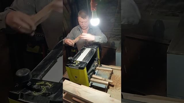 Рейсмус станок. Обработка брусков. Строгаем доски , шлифуем , подготавливаем щиты для склеивание. смотреть онлайн