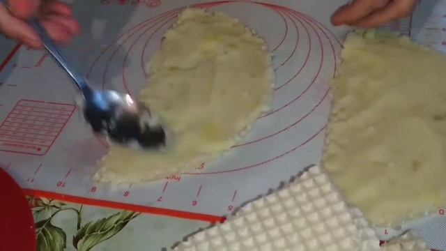 Рулетики с сосисками и картофельным пюре на вафельных коржах/Простой рецепт