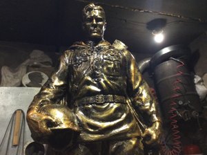 Скульптура скорбящего солдата из стеклопластика. Цена 180000 руб.