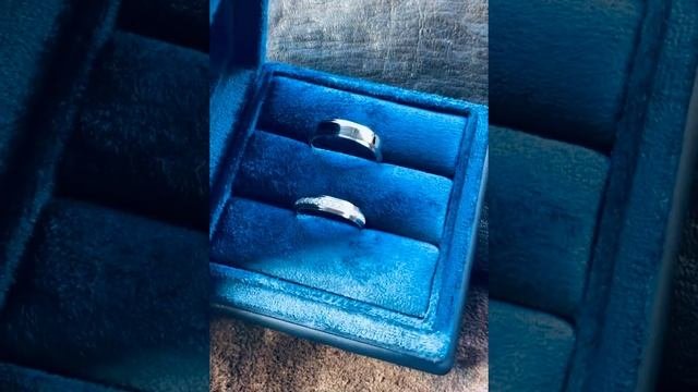 Парные обручальные кольца из платины.