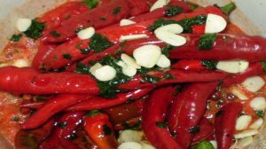 Горький перец в томате с чесноком и зеленью