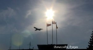 Заход на посадку Ту-154М на фоне Администрации города Щёлково! / 12 июня С Праздником!