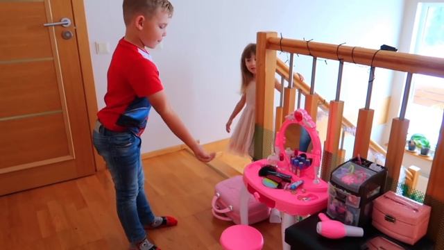 Ариша делает прически на День Рождения в Салоне Красоты для детей Наряжается в платье смотреть онлайн