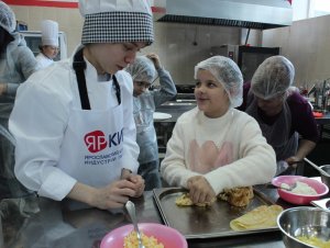 «Где блины, там и мы» - в Ярославском колледже индустрии питания прошла благотворительная акция