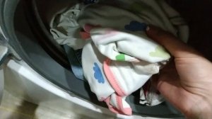 Лайфхак как отстирать въевшиеся пятна на одежде при помощи простого средства.