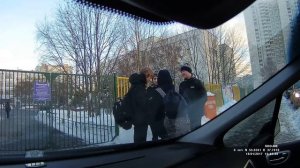 Школьник перекрестился, раскуривая электронную сигарету