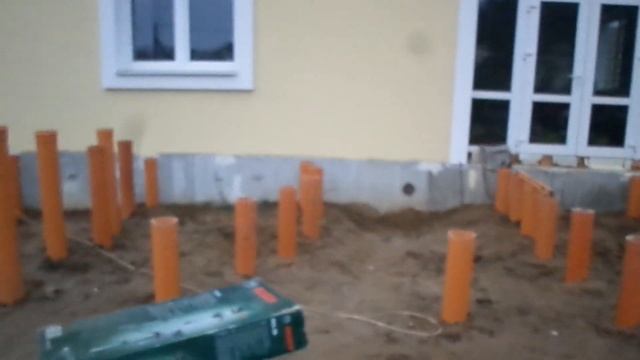Простой и дешевый столбчатый  фундамент из канализационных труб  : сделай сам,своими руками.?