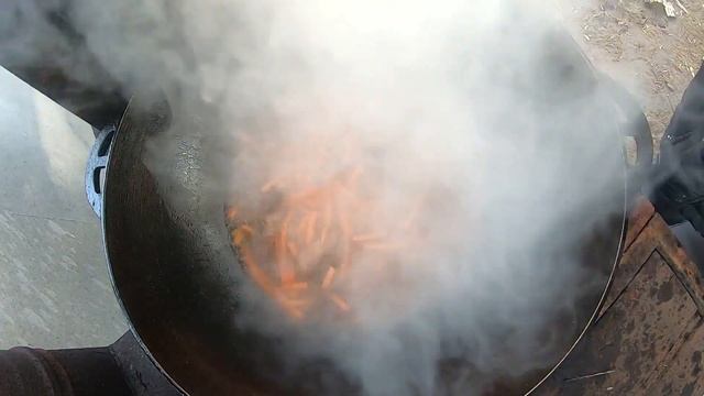 Плов на обед! Дачный будень с Александром Чекмаревым) смотреть онлайн