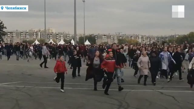 Толпа людей бежит к выступлению Тимати в Челябинске смотреть онлайн
