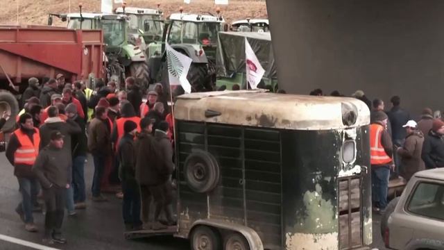 Протестующие фермеры Франции в рамках акций заблокировали дороги, которые ведут в Париж. смотреть онлайн