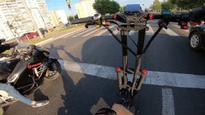 в погоне за мотоциклом Suzuki Hayabusa на электросамокате