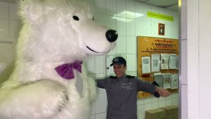 Необычный Праздник: Когда Повара Поздравили Белый Медведь Аниматор!