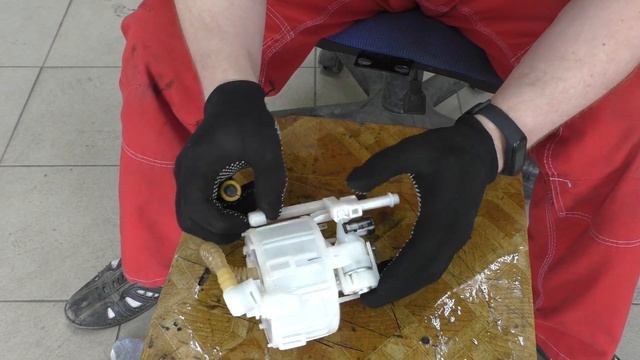 Замена топливного фильтра бензонасоса KIA RIO, HYUNDAI SOLARIS. смотреть онлайн