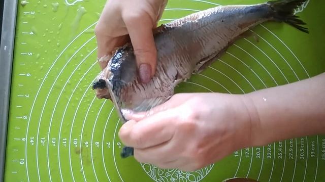 Как быстро и качественно почистить селедку в филе без единой косточки за четыре минуты смотреть онлайн