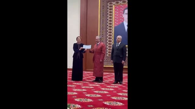 Бердымухамедов подарил Мирзиёеву щенка алабая смотреть онлайн