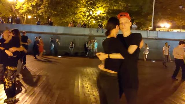 Cool Kizomba dance with breathtaking Moscow views! Ребята круто танцуют Кизомбу с видами Москвы смотреть онлайн