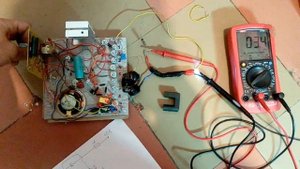 В блокинг генератор добавлена обратная связь по питанию. Влияние на потребляемый ток. Схема