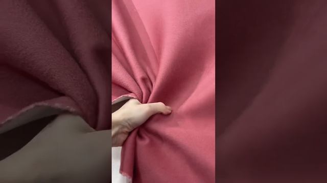 Одна сторона пыльно-коралловая, другая - кремовая❤️ #fashion #итальянскиеткани #wool #cashmere смотреть онлайн