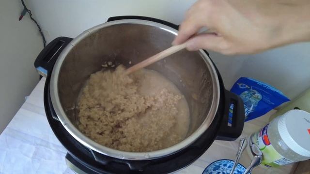Муж готовит овсяную кашу в мультиварке. Любимый завтрак мужа. смотреть онлайн