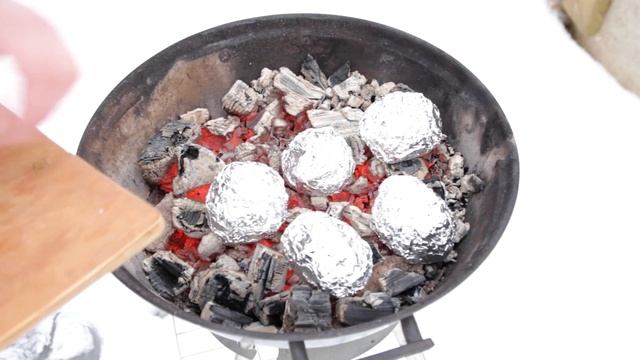 Запеченная картошка на мангале. смотреть онлайн