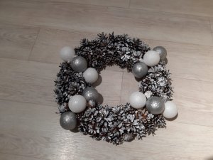 НОВОГОДНИЙ ВЕНОК на дверь "Белое серебро" из шишек и шаров своими руками/ Christmas wreath.mp4
