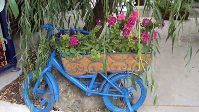 Необычные клумбы из велосипеда.Как сделать красивую клумбу велосипед смотреть онлайн