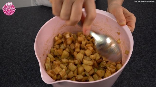 Классические СИННАБОНЫ с яблоками и корицей рецепт / мягкие булочки без крема - Оляляс кулинария