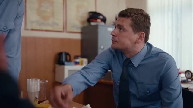 Полицейский и девушка не знали что перед ними генерал. Пьянка в участке.Полное видео смотреть онлайн