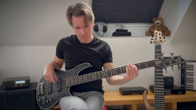 Schecter Hellraiser Extreme 5 - Sound Demo (no talking) смотреть онлайн