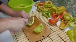 ЗАМОРАЖИВАЮ перец салатный для приготовления первых блюд. (720p).mp4