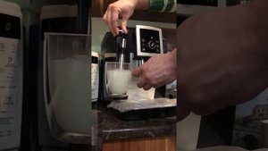 Delonghi ECAM 23.210 приготовление лате, капучино