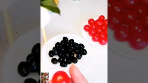 Канапе на шпажках с помидорами черри 🍅, сыром моцарелла 🧀 и маслинами.