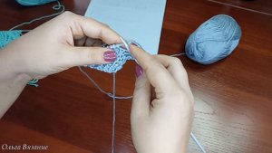 Стильный узор спицами по фото трендового топа Kyoko от американских дизайнеров Alice+Olivia