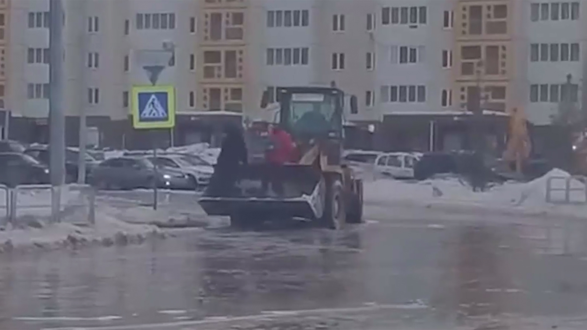 В Челябинске водитель погрузчика перевозил людей в ковше через затопленную дорогу. Шлагбаум смотреть онлайн