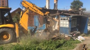 Снос частного дома экскаватором погрузчиком