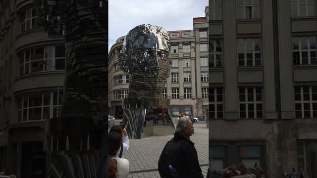 Statue of Franz Kafka. Голова Франца Кафки в Праге.