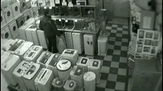 Парень ворует бесперебойник смотреть онлайн