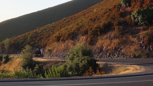 Грузовик едет в гору смотреть онлайн