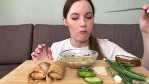 МУКБАНГ БОРЩ | САЛО | БЛИНЧИКИ С МЯСОМ | MUKBANG pancakes with meat